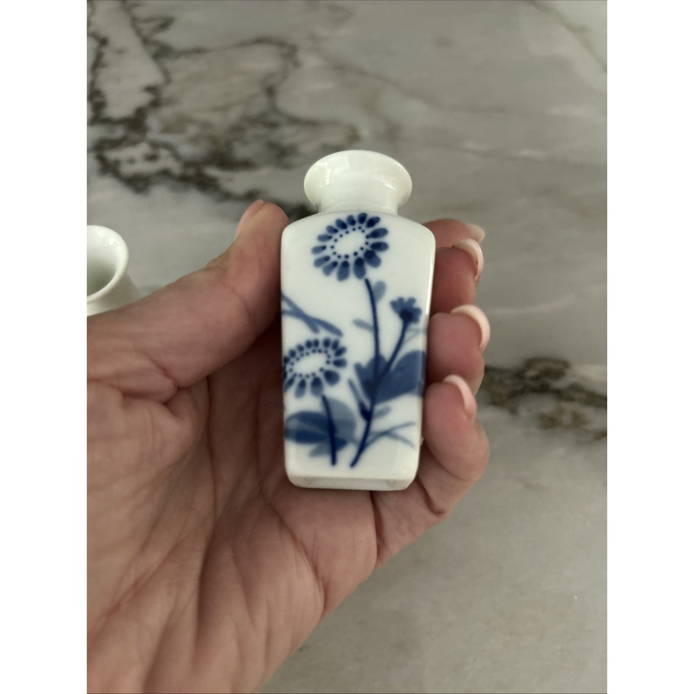 Vintage Chinese porcelain 3" miniature vases. Set of 2. - Picture 4 of 7